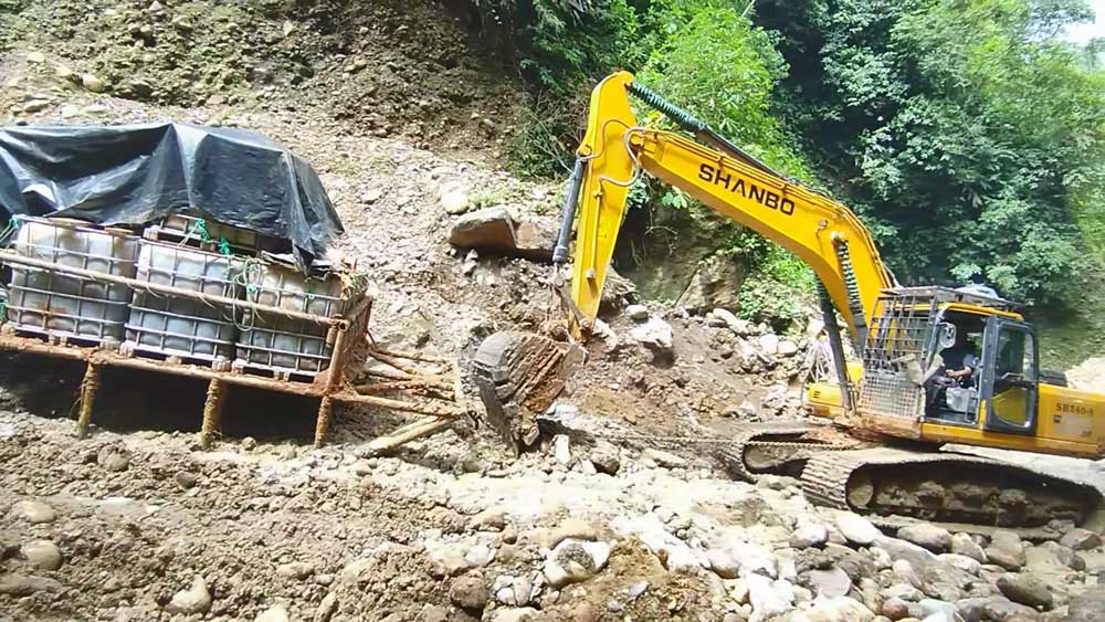 الحفارة الزاحفة SH240-8 تتنقل في التضاريس الموحلة لغابات الأمازون المطيرة لنقل البضائع لعملاء أمريكا الجنوبية
