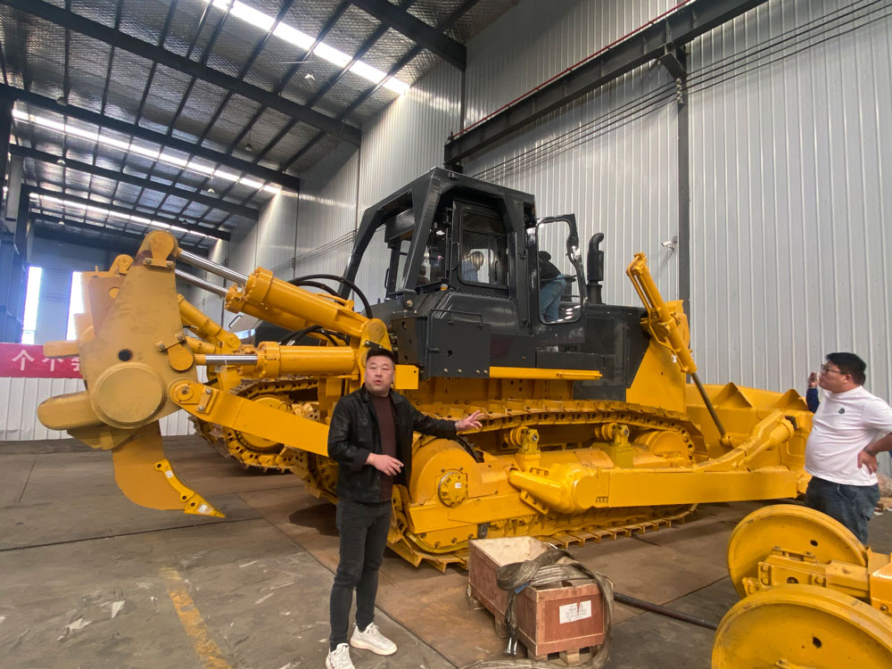 العملاء الروس يزورون مصنع الجرافات الصيني لإعادة شراء البلدوزر SD32 وطلب قطع الغيار