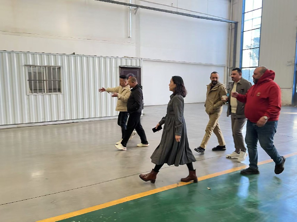 العملاء الروس يزورون مصنع الجرافات الصيني، ويتشاورون ويطلبون جرافتين ثقيلتين من نوع SD60