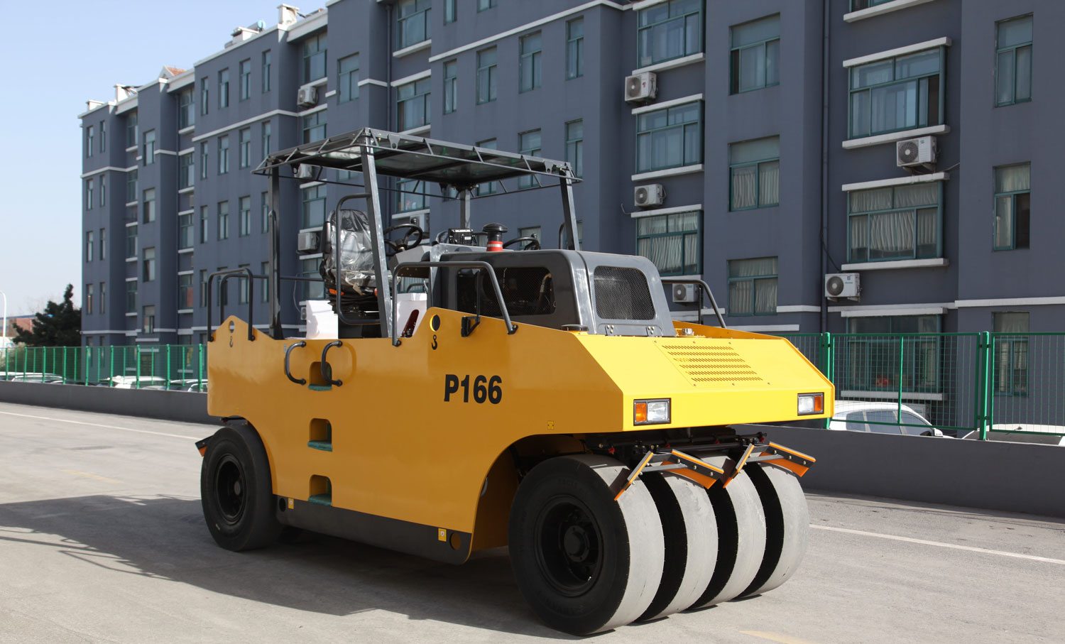 P166 بدون الكابينة مدحلة ذات إطارات مطاطية