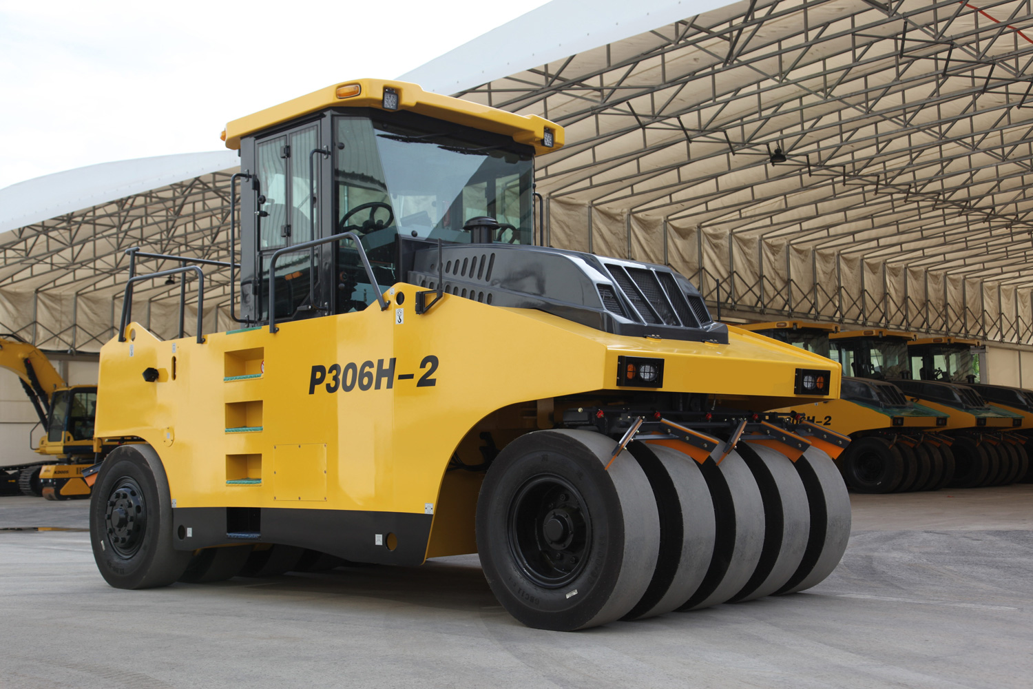 P306H-2 مدحلة ذات إطارات مطاطية
