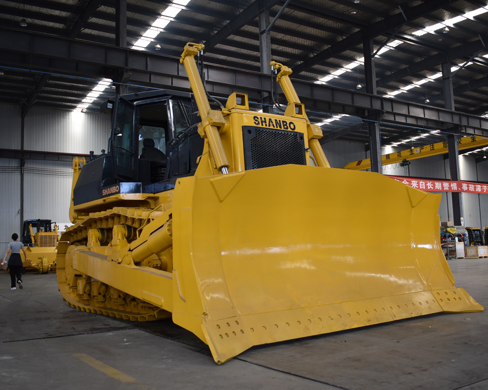 البلدوزر الزاحف SD46-6 مع التحكم التجريبي PPC ونظام التعليق K، ومحرك الديزل Cummins KTA19-C525 للبلدوزر الزاحف SD46، وناقل حركة نقل الطاقة للبلدوزر SD46 والمحرك النهائي الكوكبي، ونظام العمل الهيدروليكي للبلدوزر SD46 وهيكل الأسطوانة المطور